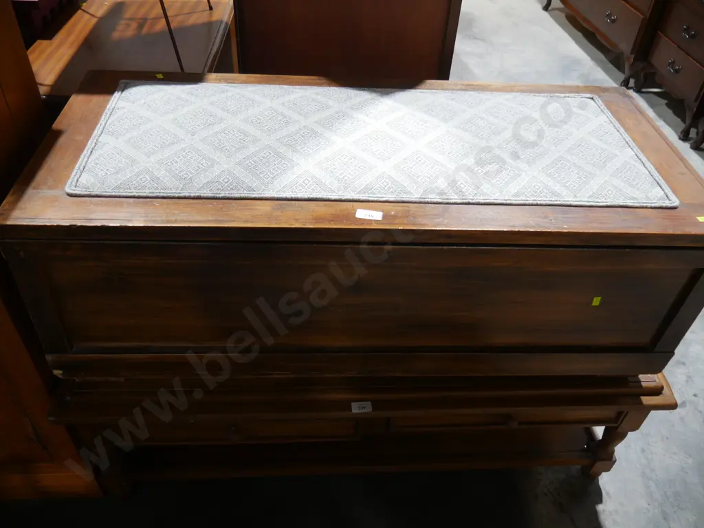 Upholstered trunk Image 1++
