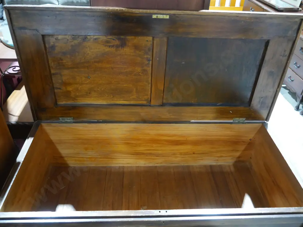 Upholstered trunk Image 1++