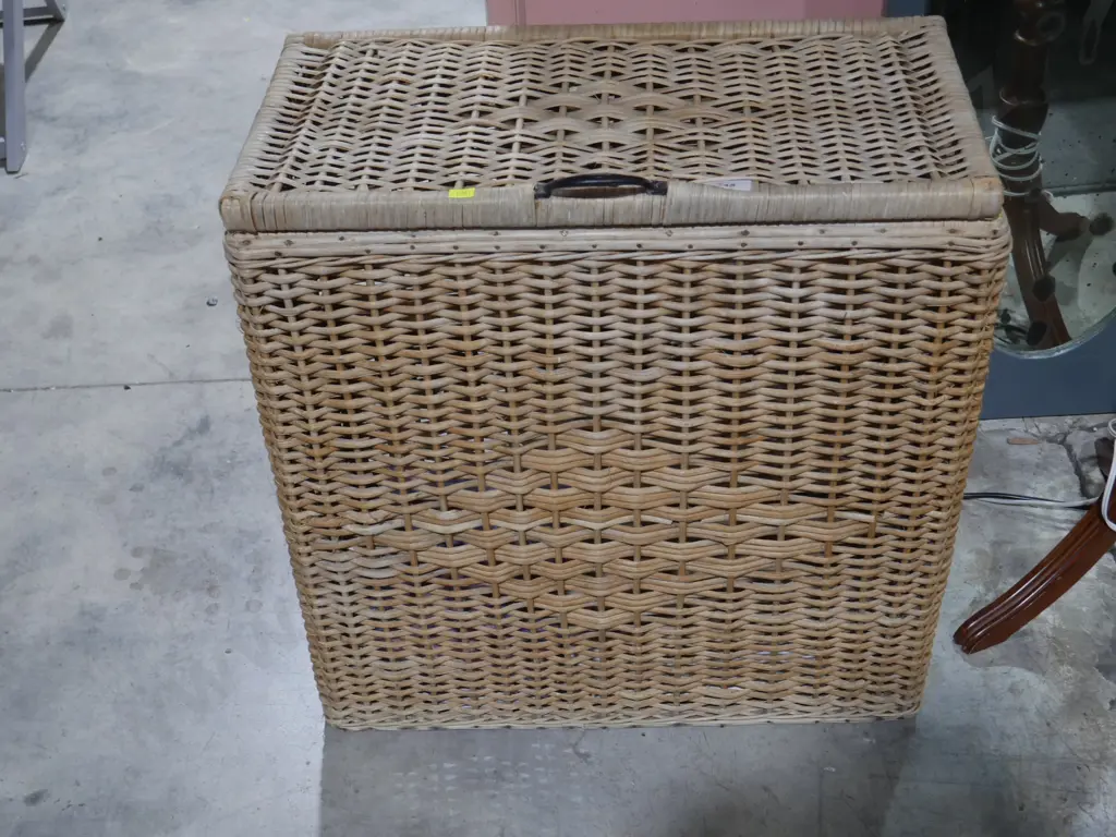 Wicker laundry hamper Image 1++