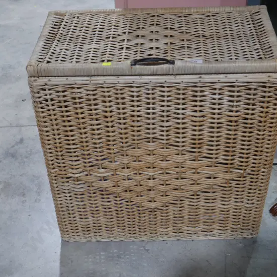 Wicker laundry hamper