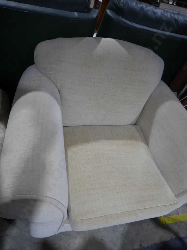 Rolled arm armchair Image 1++