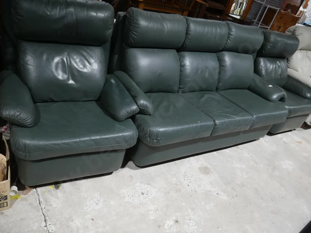 3 piece green lounge suite Image 1++