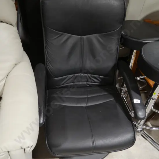 Swivel office chair