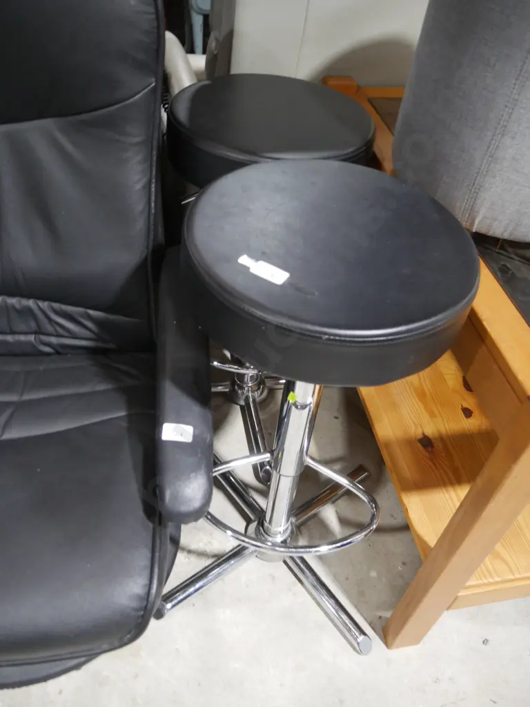 2 barstools Image 1++