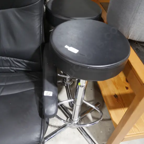 2 barstools