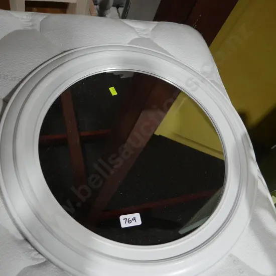 Round mirror