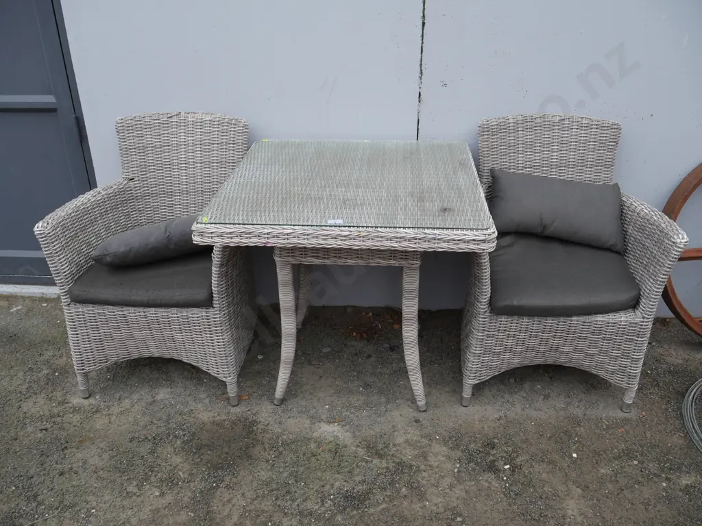 Outdoor table and 2 chairs Image 1++
