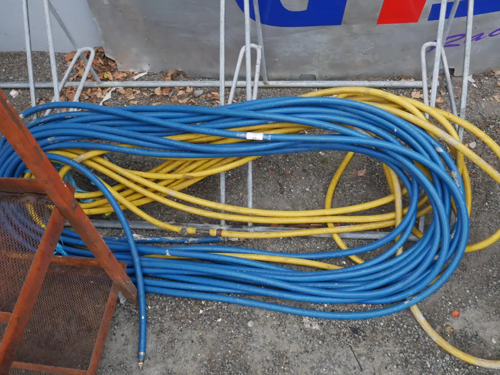 2 air hoses Image 1++