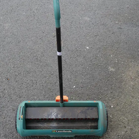 Lawn spreader