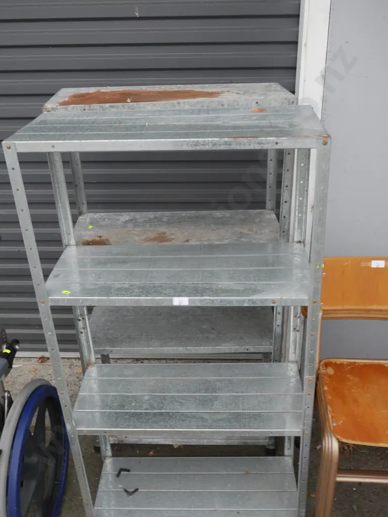2 metal shelves Image 1++