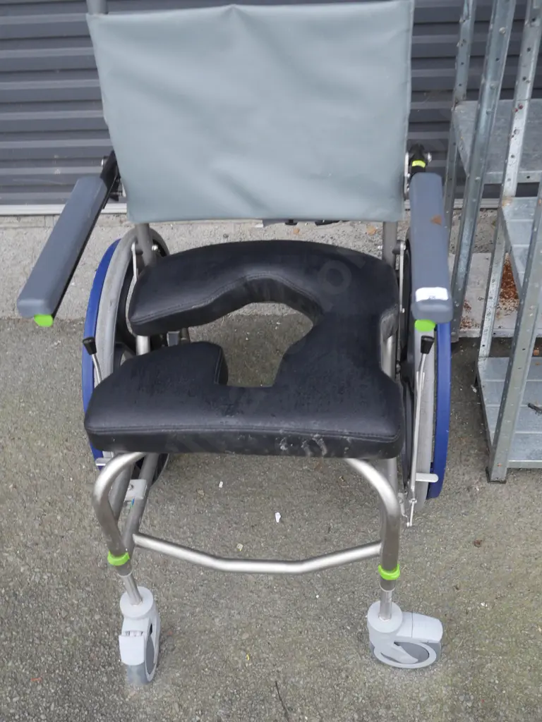 Mobile shower commode Image 1++