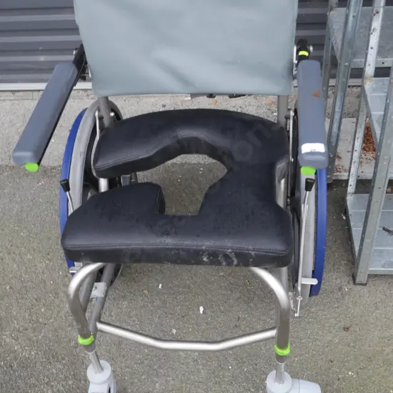 Mobile shower commode