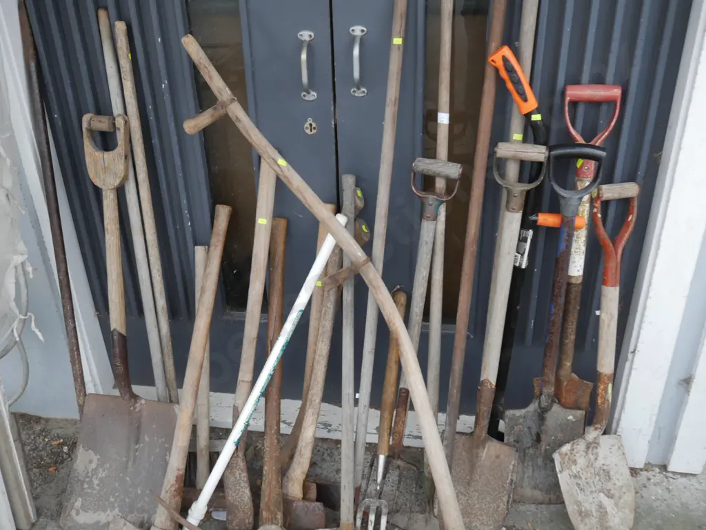 Assorted garden tools Image 1++