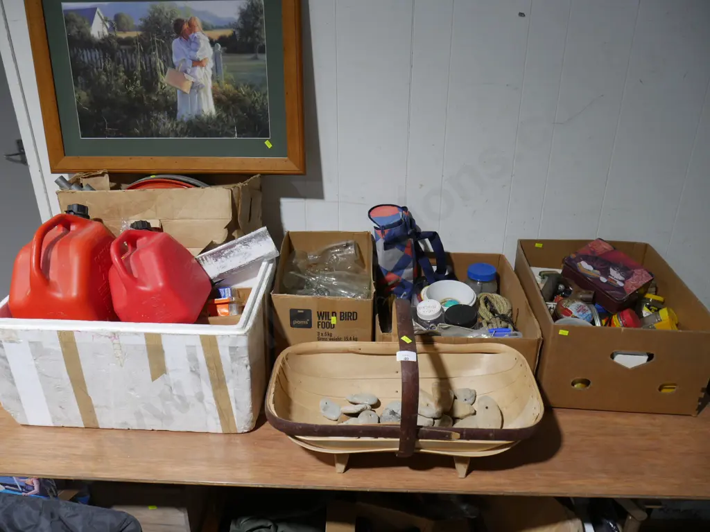 Assorted sundries Image 1++