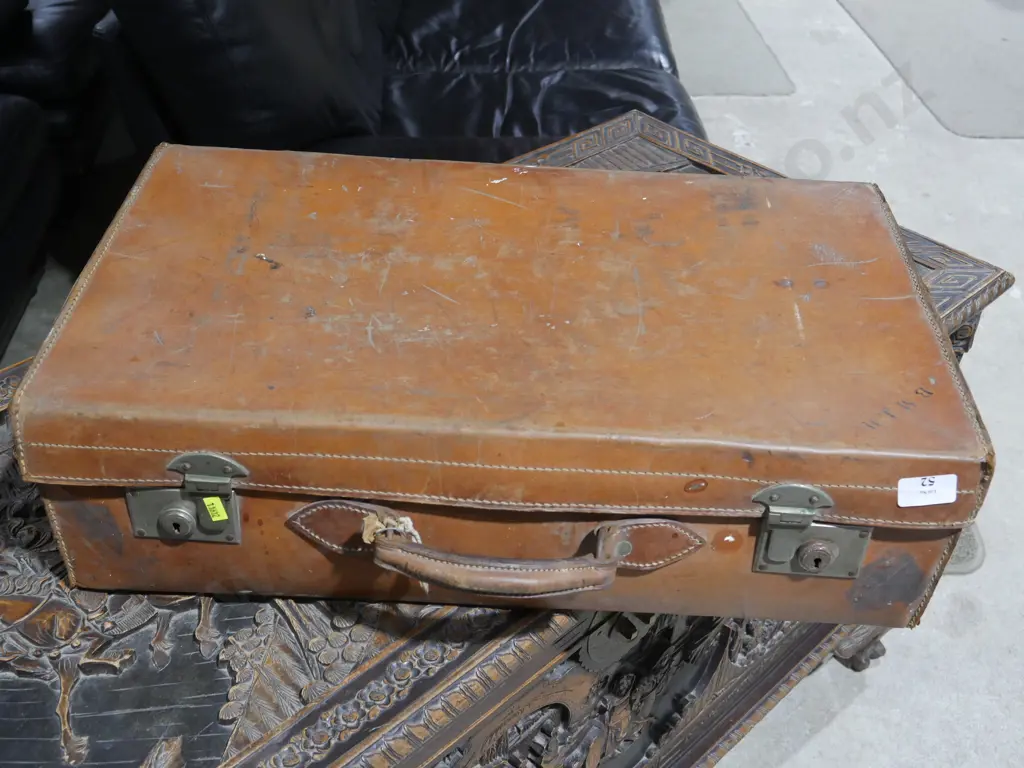 Vintage suitcase Image 1++
