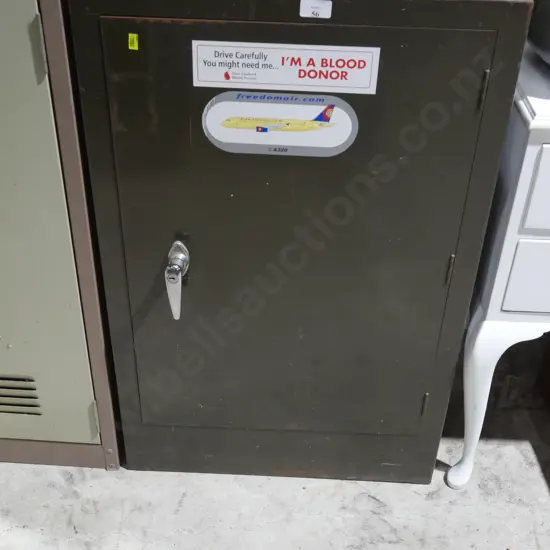 Metal locker cabinet