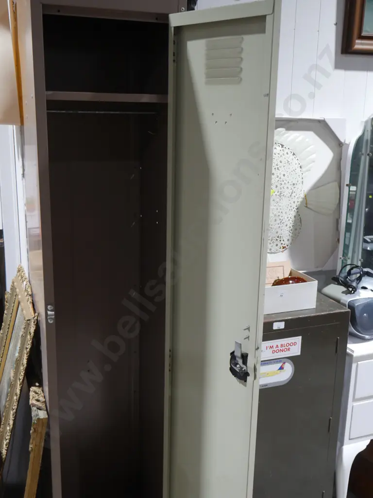 Tall metal locker Image 1++