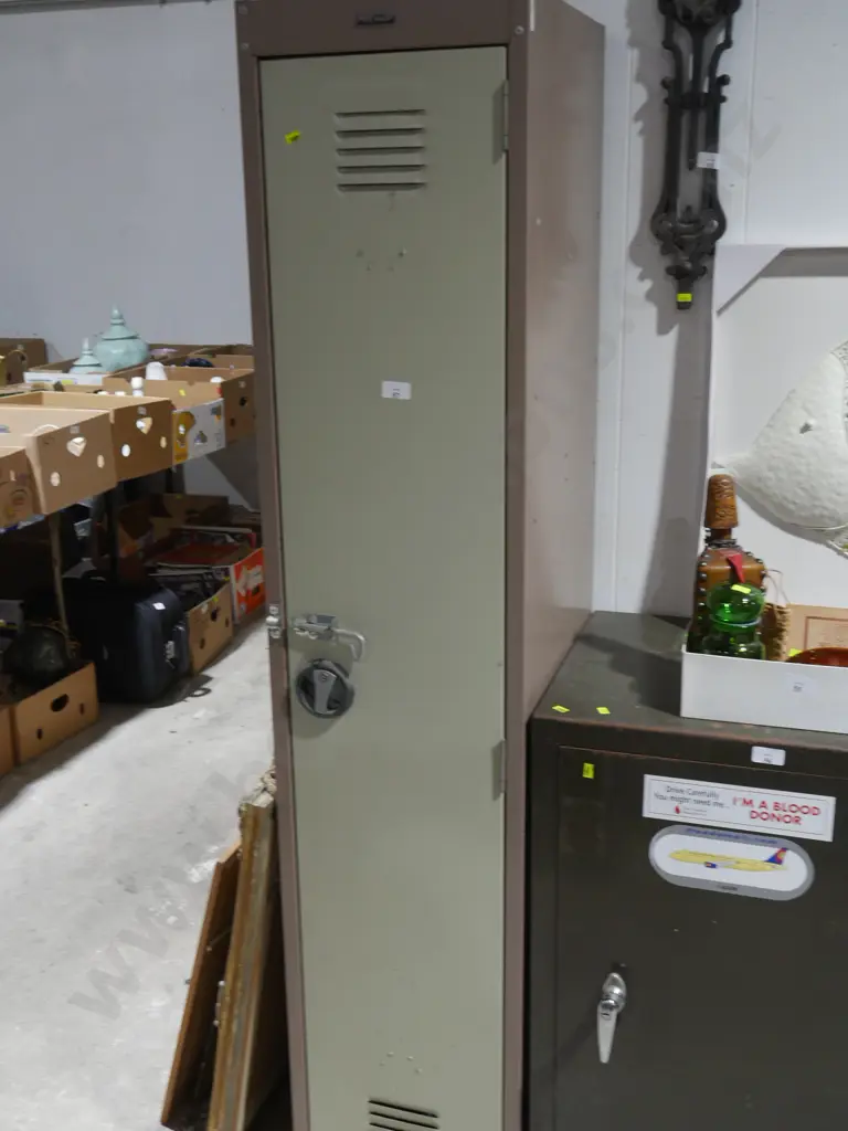 Tall metal locker Image 1++