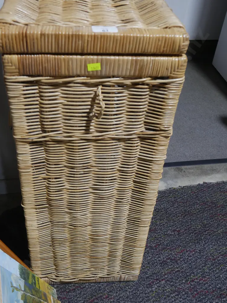 Wicker laundry hamper Image 1++