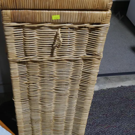 Wicker laundry hamper