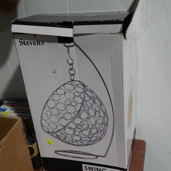 Metal swinging fruit basket