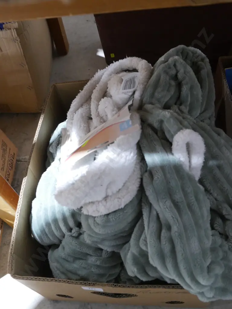 Queen size blanket Image 1++