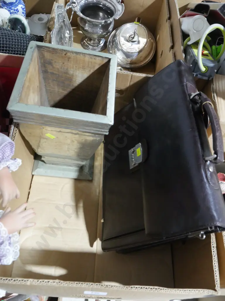 Vase, briefcase Image 1++