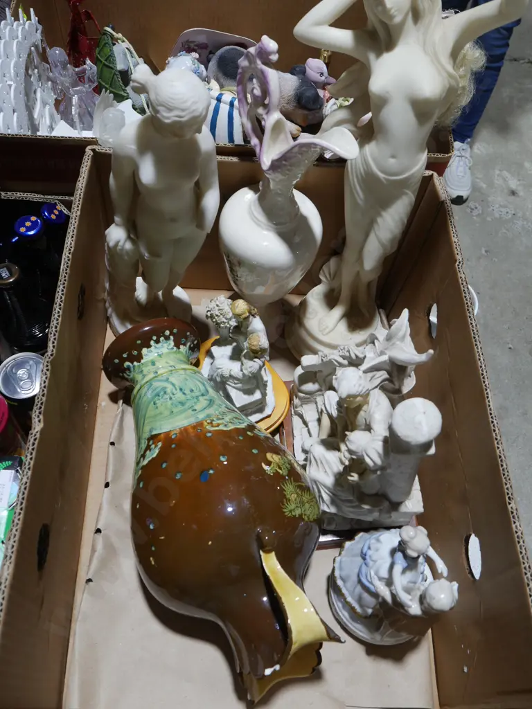 Figurine ornaments, vases Image 1++