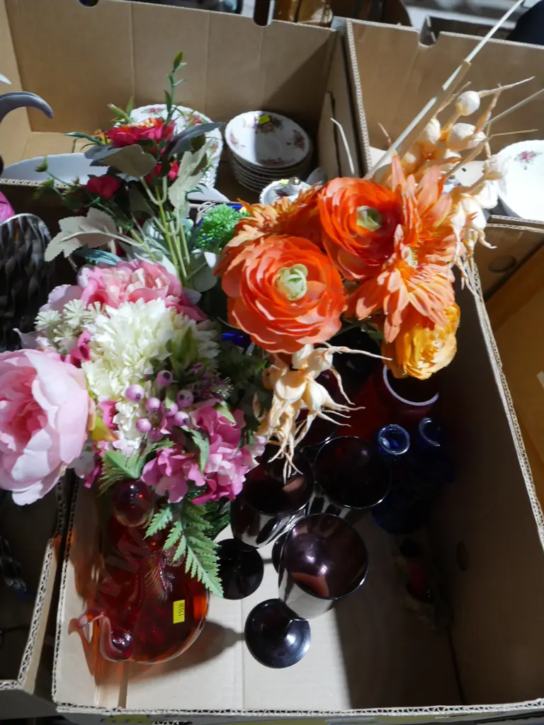 Artificial flowers, coloured glassware Image 1++