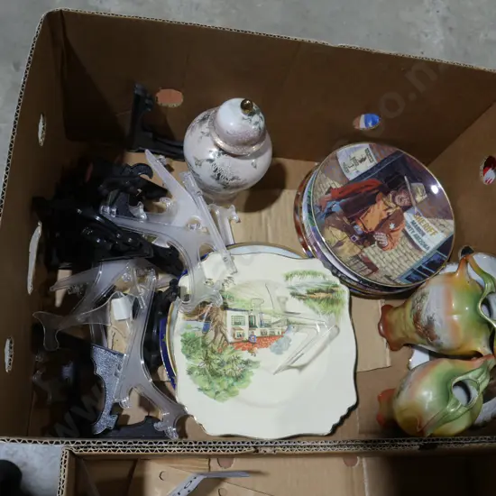Picture plates, plates stands, vases