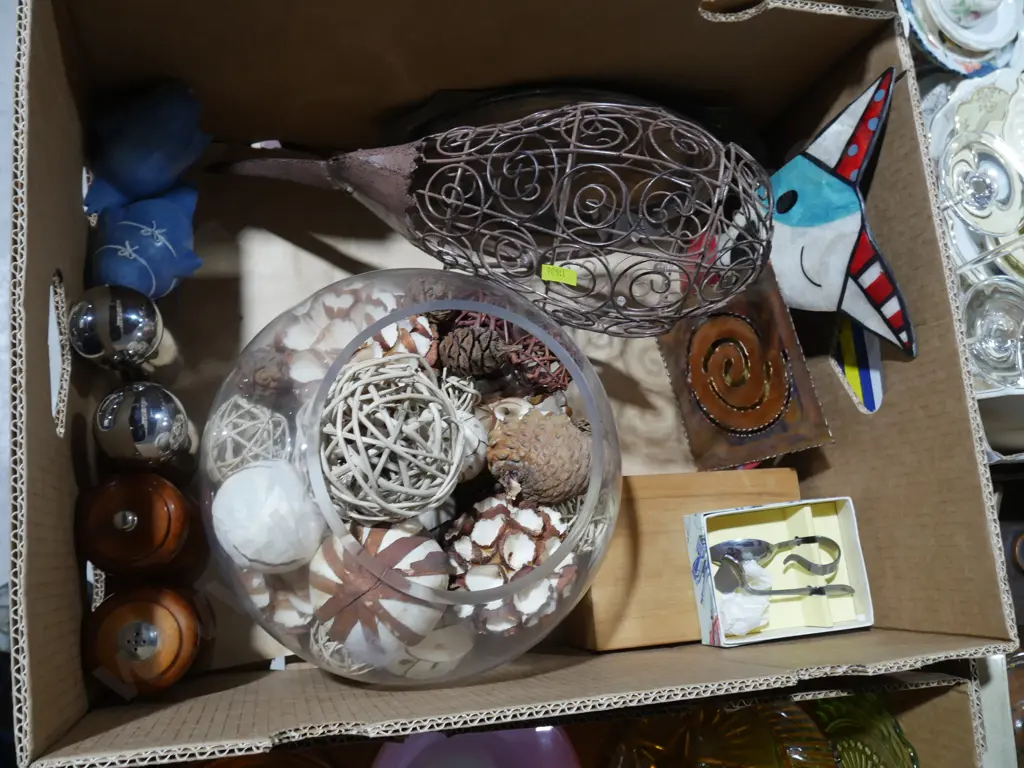 Salt and peppers, wire Kiwi etc Image 1++