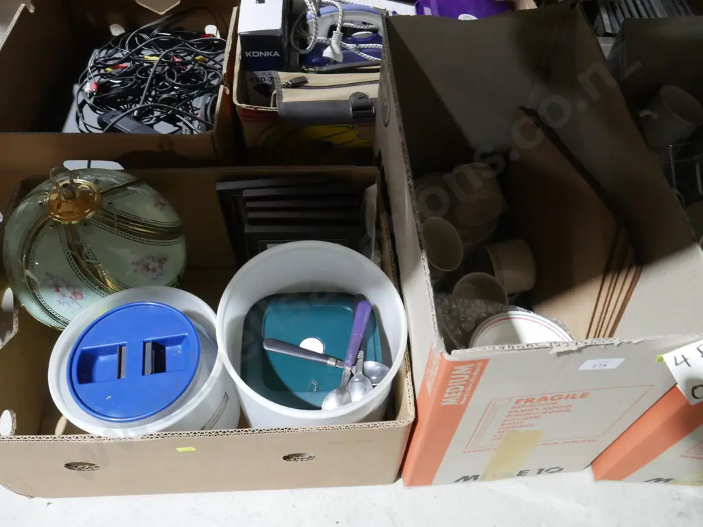 4 boxes kitchenware etc Image 1++