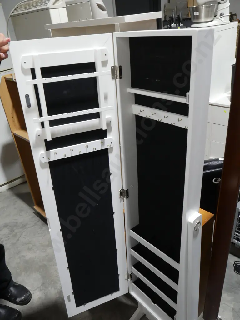 Chival mirror jewellery box Image 1++