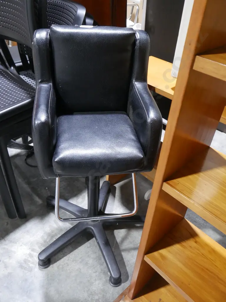 Child's hairdressers chair Image 1++