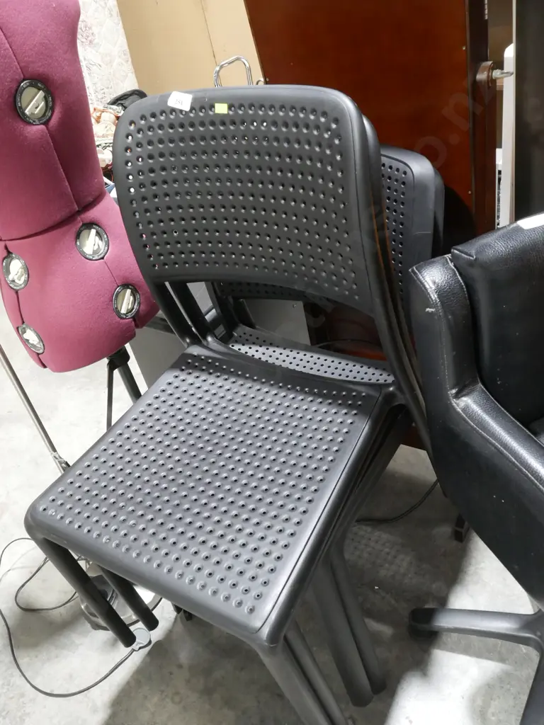 4 black plastic chairs Image 1++