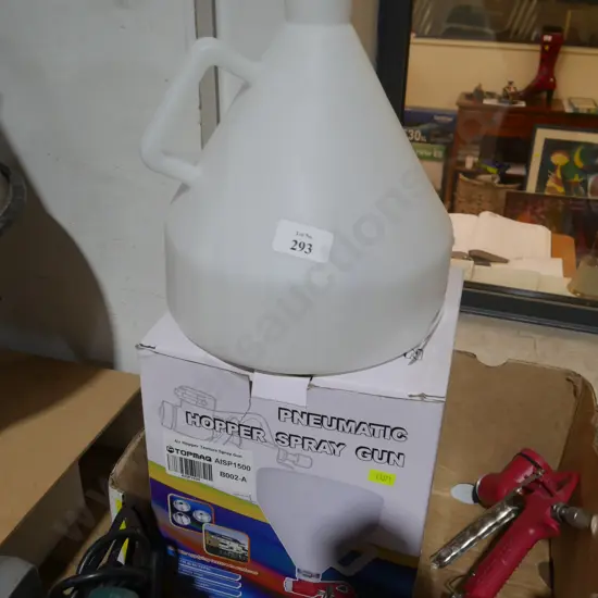 Pneumatic hopper spray gun