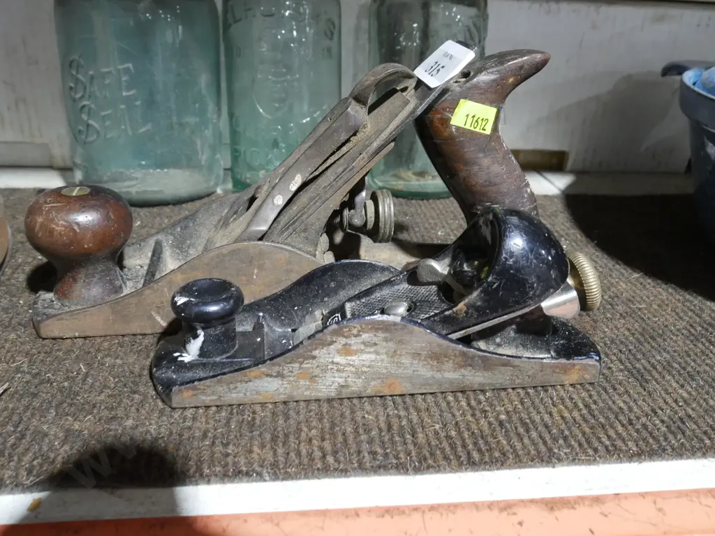 2 wood planes Image 1++