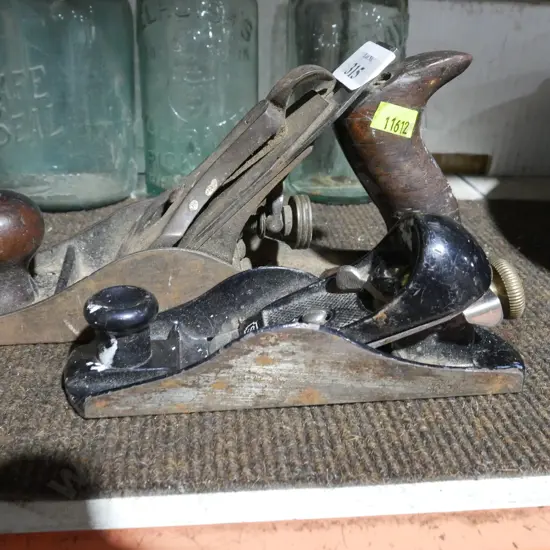 2 wood planes