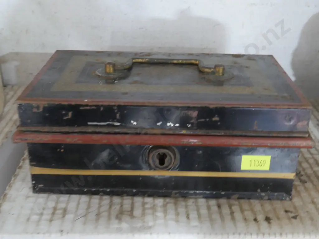 Tin cash box Image 1++