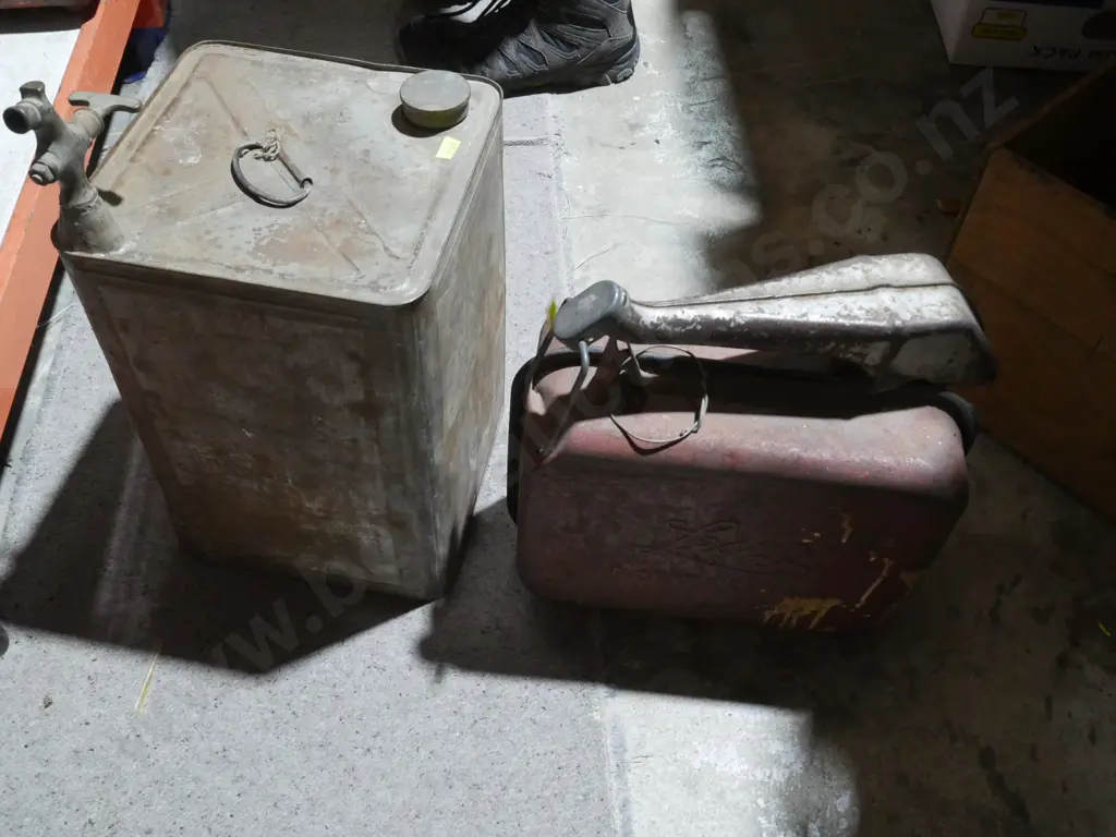 Caltex oil tin and Lesco petrol can Image 1++