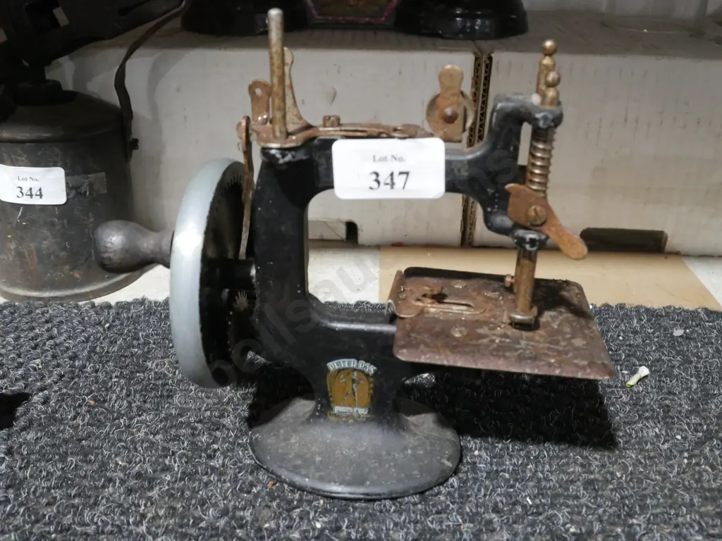 Small peter pan sewing machine Image 1++