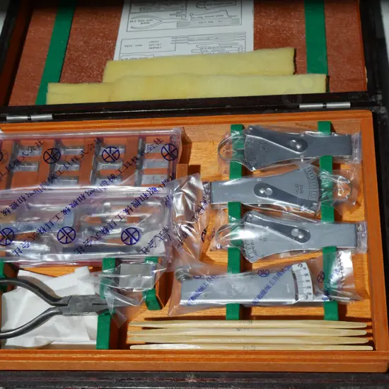 Adjusting tools set