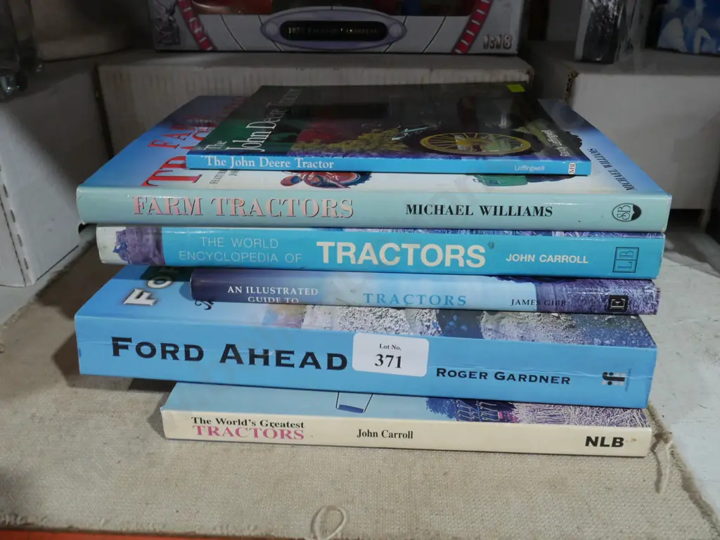 Assorted tractor books Image 1++