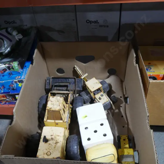 Assorted tin toys