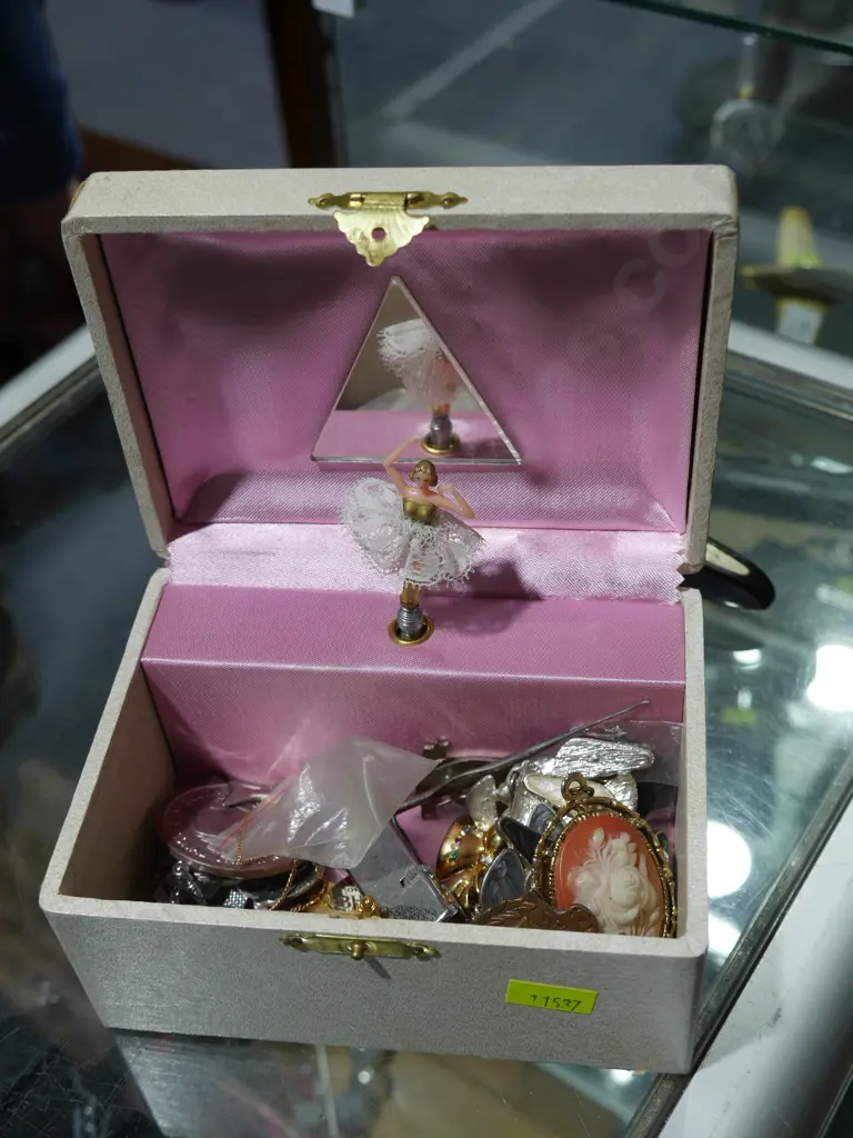 Jewellery box and contents Image 1++