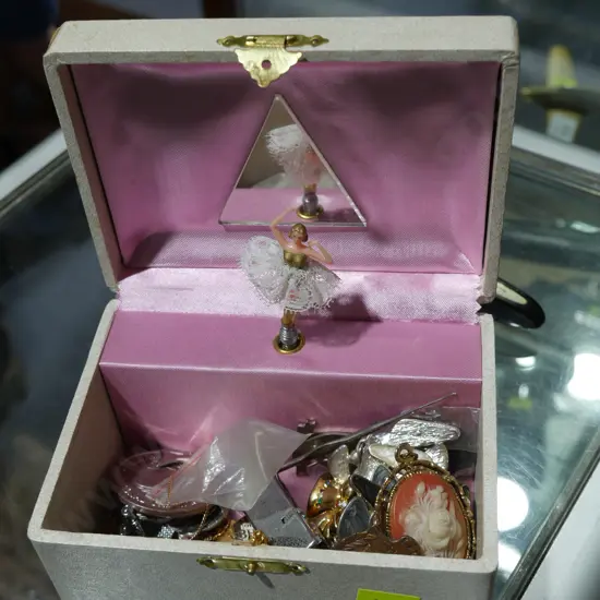 Jewellery box and contents