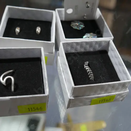 Assorted silver jewellery