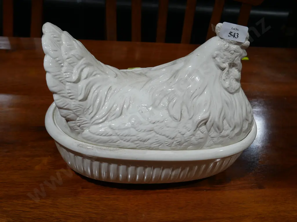 Hen shaped lidded dish Image 1++