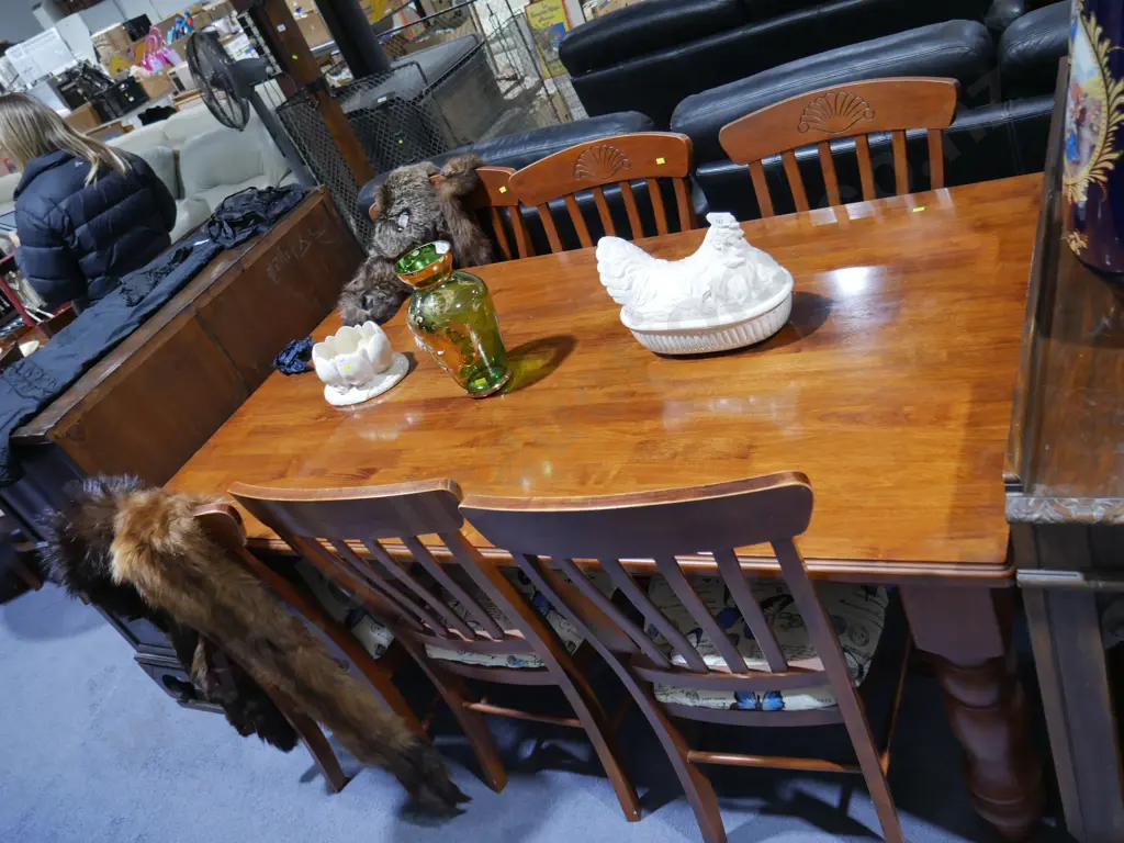 Dining table and 6 chairs Image 1++