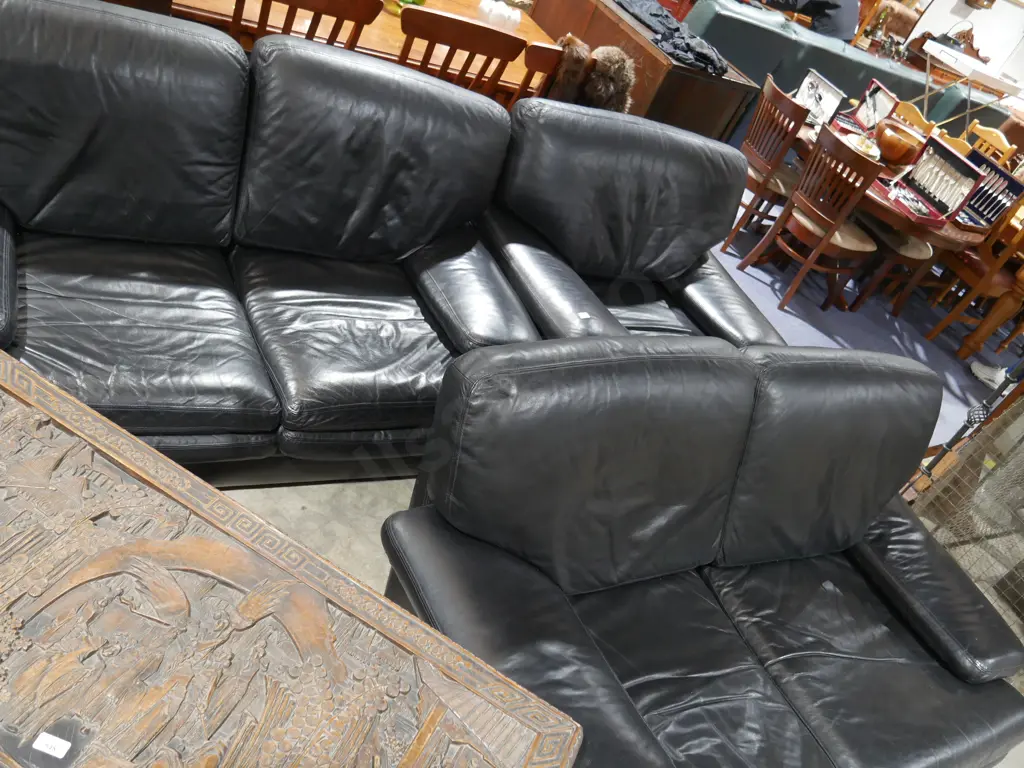 Three-piece black leather lounge suite Image 1++